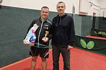 Vítěz dvouhry Martin Lamr (vlevo) a ředitel turnaje Pavel Píše.