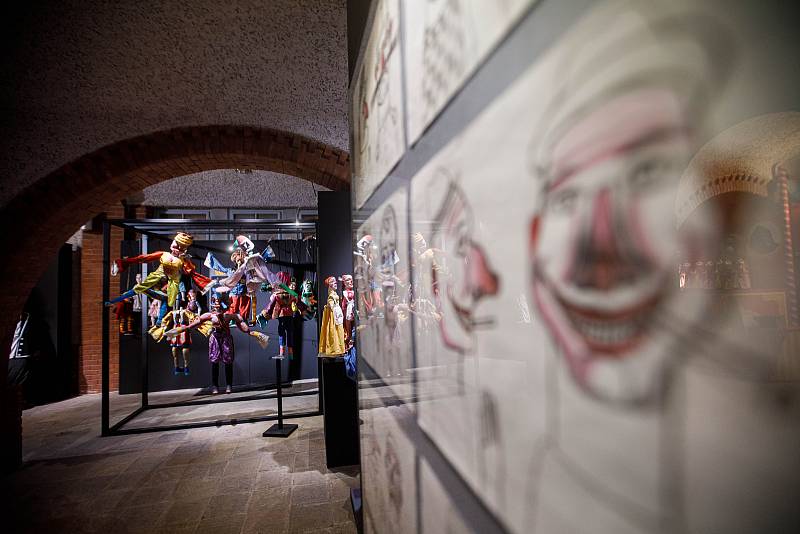 Tvorbu Marka Zákosteleckého mapuje souborná výstava loutek, kostýmů a scénografie v Muzeu východních Čech v Hradci Králové.