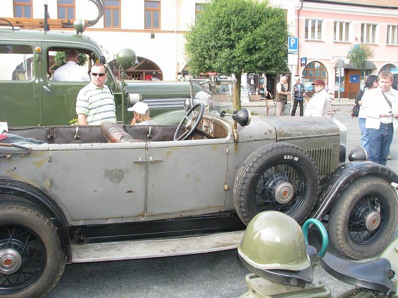 Součástí oslav výročí vzniku Nového Bydžova bylo tradiční ralley auto–moto veteránů Novobydžovský čtverec (26. června 2010).