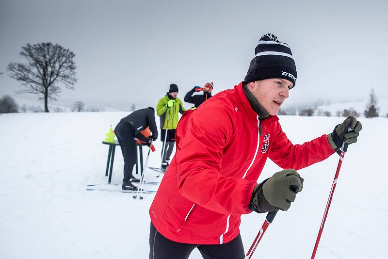 Zimní soustředědí hokejistu HC Hradec Králové v Mladých bukách. Hokejisti si vyzkoušeli jaké to je bruslit ale na lyžích.