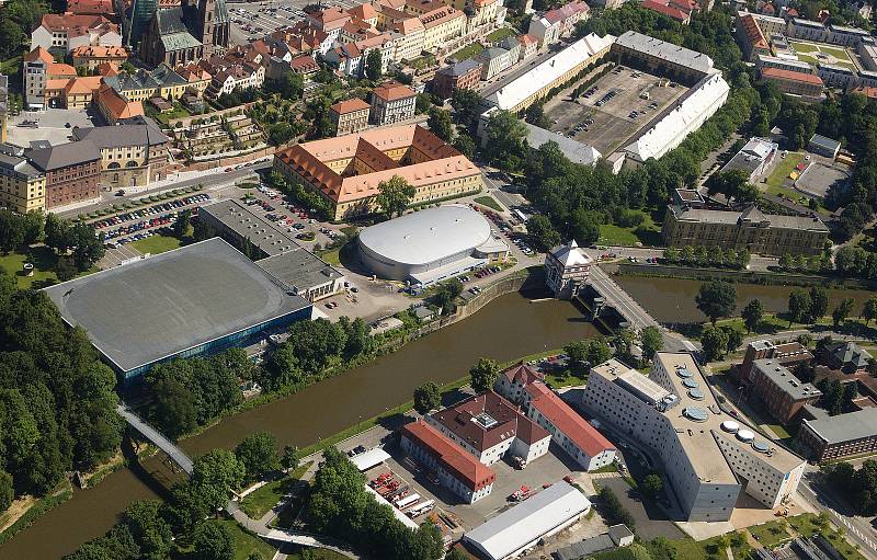 Letecké snímky centra Hradce Králové a okolí. Zimní stadion hala I. a II. a Vědecká knihovna.