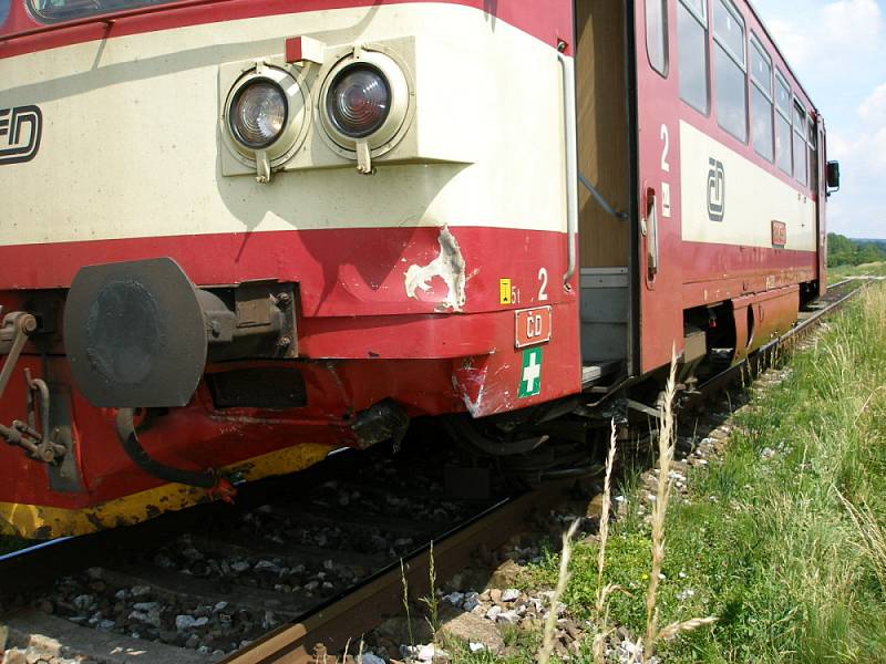 Řidička zastavila s felicií nešťastně. V přejezdu