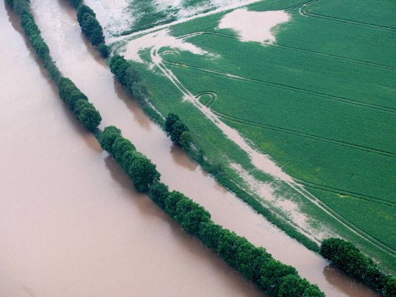 Letecký snímek z povodní na Královéhradecku.