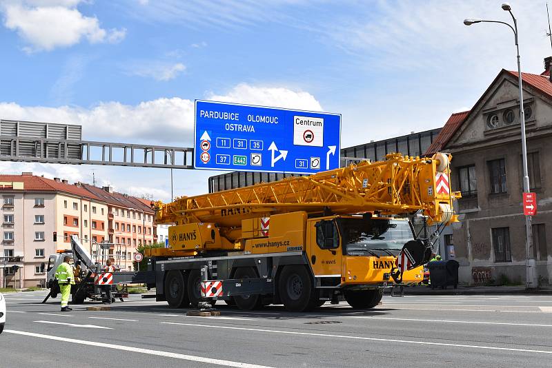 Poškozený dopravní portál museli dělníci odstranit. Za pomoci těžké techniky se jim to zhruba za hodinu povedlo.