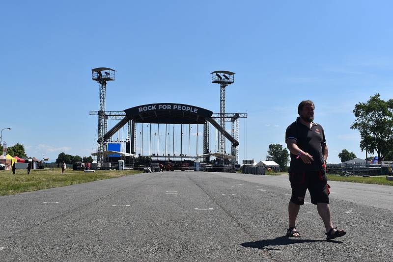 Třicet pět tisíc návštěvníků letos očekává Rock for People v Hradci Králové. Brány festivalového parku na letišti se otevřely ve středu v poledne.