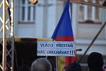Volání po svobodě se v sobotu odpoledne neslo Hradcem Králové, kde se konala demonstrace odpůrců protiepidemických opatření. Na náměstí 28. října se jich odhadem sešlo více než šest stovek.