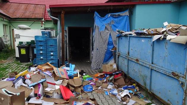 Výskyt trusu hlodavců, hromadění odpadů i špína. Inspektoři museli obchod v ulici 28. října v Nechanicích uzavřít.
