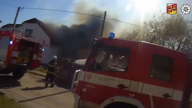 VIDEO: Seniora z hořícího domu vytáhli policisté. Poté se propadla střecha