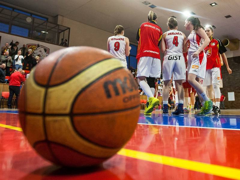 Ženská basketbalová liga - semifinále play off: Sokol Hradec Králové - Basketball Nymburk.