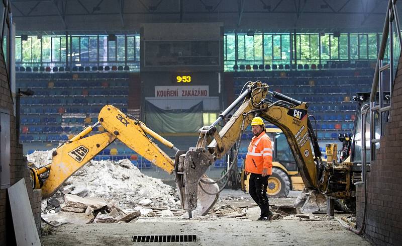 Rekonstrukce ledové plochy na zimním stadionu v Hradci Králové.