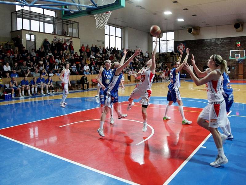 Ženská basketbalová liga: Sokol Hradec Králové - Kara Trutnov.