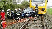 Srážka osobního vlaku s osobním automobilem na železničním přejezdu u Všestar na Hradecku.