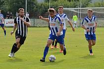 Fotbalisté Náchoda (v modrobílém) zajížděli pro další divizní body na půdu Brandýsa nad Labem, padli však nejtěsnějším způsobem 0:1.