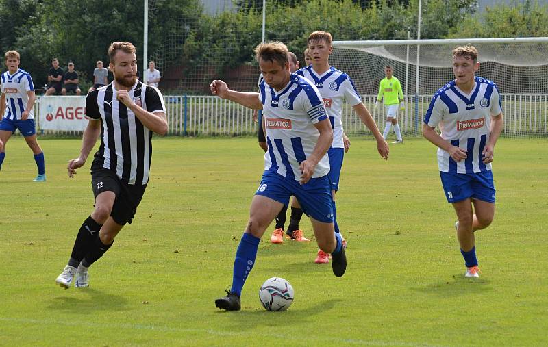 Fotbalisté Náchoda (v modrobílém) zajížděli pro další divizní body na půdu Brandýsa nad Labem, padli však nejtěsnějším způsobem 0:1.