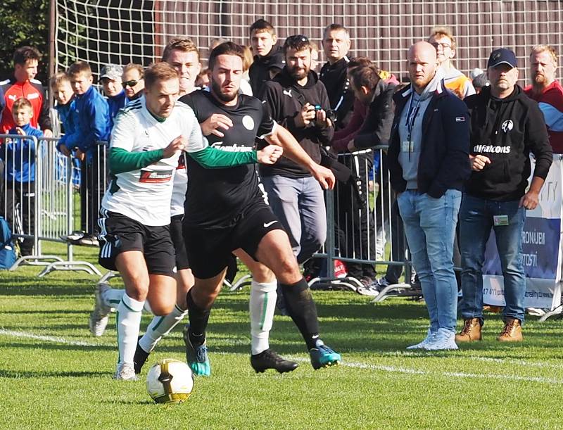 Televizní duel I. A třídy Stěžery (v tmavém) vs. Kunčice 1:5.