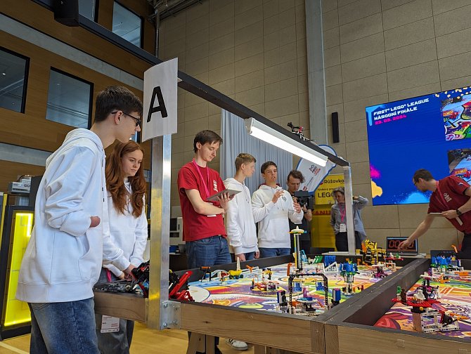 Hradečtí baráčníci z hradeckého Domu dětí a mládeže se na Národním finále celosvětové soutěže First Lego League umístili na děleném 2. a 3. místě.