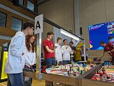 Hradečtí baráčníci z hradeckého Domu dětí a mládeže se na Národním finále celosvětové soutěže First Lego League umístili na děleném 2. a 3. místě.