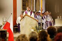 Věřící v královéhradecké katedrále Svatého Ducha uctili památku polské tragédie, pondělí 12. dubna 2010.