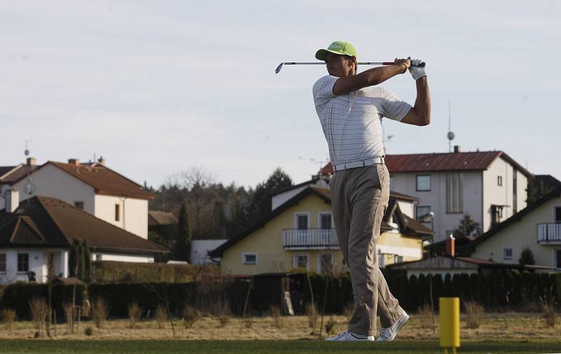 Atlet Roman Šebrle pod vedením Davida Cartera při tréninku na cvičném odpališti Park Golf v Hradci Králové.