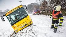 Sněhová kalamita na Královérahdecku. Zapadlý autobus hrozil pádem v obci Dolní Rybníky na Náchodsku z kopce museli ho vyprostit hasiči.