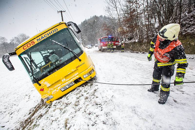 Sněhová kalamita na Královérahdecku. Zapadlý autobus hrozil pádem v obci Dolní Rybníky na Náchodsku z kopce museli ho vyprostit hasiči.