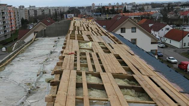 V Hradci Králové řádil orkán a jeho síla utrhla na jednom z domů v ulici Pod Zámečkem střechu, která spadla na přilehlý rodinný dům.