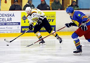 Hokejisté Nového Bydžova (ve světlém) mohou v neděli stvrdit postup do semifinále krajské hokejové ligy. Stačí k tomu jediné: zdolat doma Trutnov i potřetí v sérii.