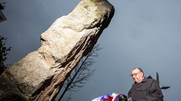 Pietní setkání u památníku obětem komunismu na královéhradeckém Riegrově náměstí.