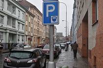 Ze Škroupovy ulice má zmizet dvacítka parkovacích míst. Cyklistům má novinka umožnit obousměrnou jízdu.