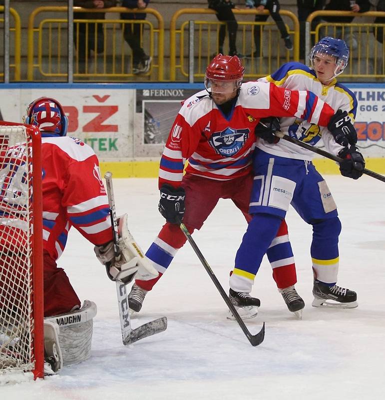 Hokejisté Nového Města nad Metují si na úvod nového ročníku krajské ligy hravě poradili se soupeřem z Třebechovic pod Orebem.