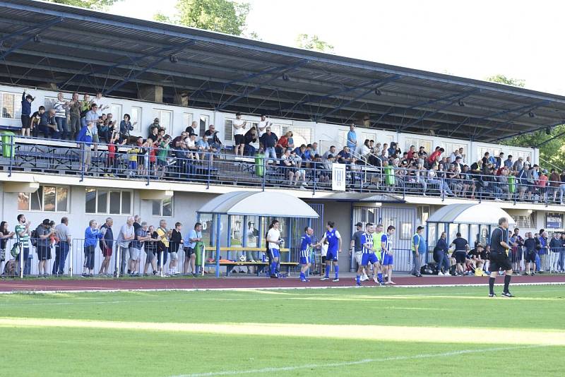 Bude se i v příštím mistrovském ročníku hrát na stadionu pod Hankovým domem divizní fotbal? Osud mají v nohách sami hráči Dvora Králové nad Labem.