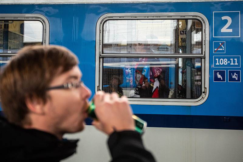 Odjezd hokejistů společně s fanoušky vlakem do Štýrského Hradce na zápas ligy mistrů.