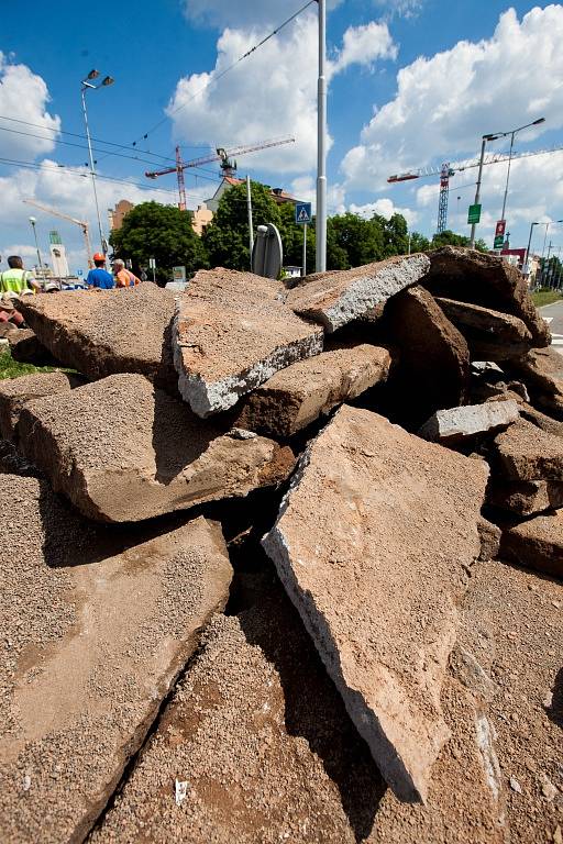 Zahájení přestavby křižovatky Koruna v Hradci Králové.