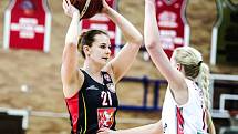 Basketbalistka Lenka Pazderová (v černém) v akci.