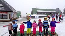 Děti z hradecké Mateřské školy Sion na lyžařském pobytu v Benecku.