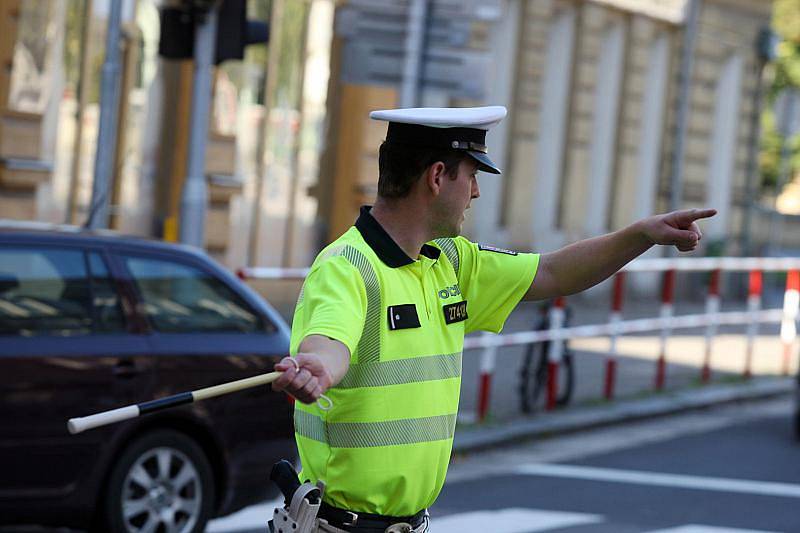 Policisté absolvovali školení, kterak řídit provoz v křižovatce.