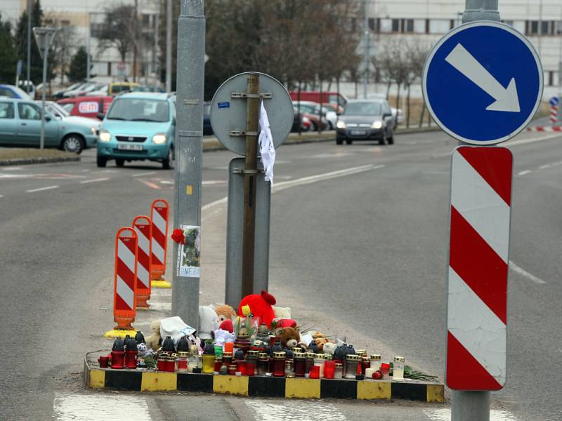 Místo neštěstí, kde přišla o život mladá dívka, zaplavily květiny a dárky.