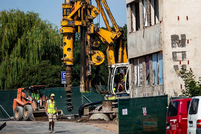 Bourání domu u kongresového centra Aldis v Hradci Králové, kde má vzniknou luxusní hotel.