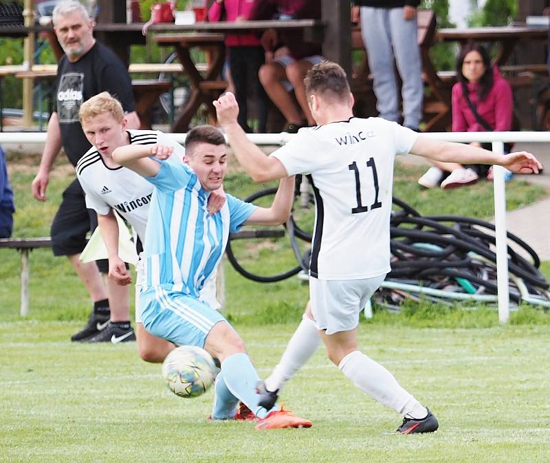 Šlágr III. třídy Sendražice (v bílém) vs. Nový Hradec Králové B (2:2).