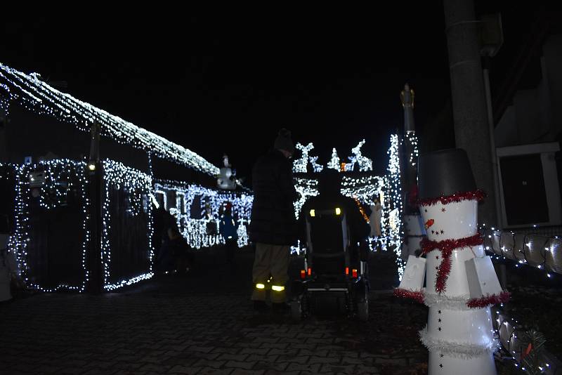 Vánoční nazdobený dům v Libišanech u Hradce Králové otevřeli veřejnosti manželé Hlouškovi. Zdobí ho 154 tisíc žárovek, 5 kilometrů světelných řetězů a řada jelenů, sněhuláků, tučňáků. Na dvoře domu nechybí ani betlém a jesličky se svatou rodinou.