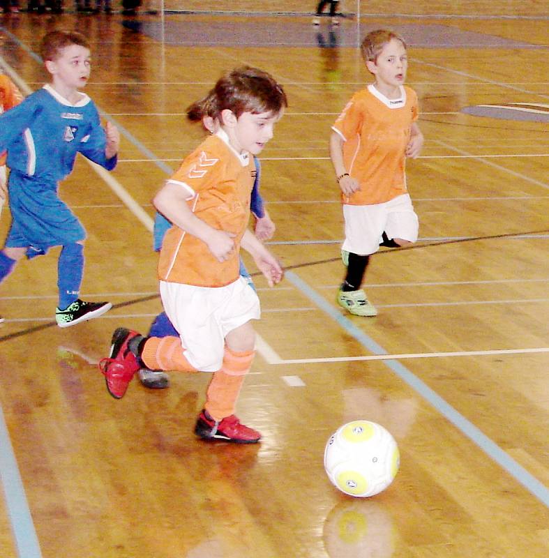 Turnaj fotbalových minipřípravek ve sportovní hale ve Vysoké nad Labem.