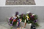 Malý pomník velkým hrdinům druhé světové války, to je deska na hradeckém náměstí 28. října vzdávající hold vojákům – letcům.