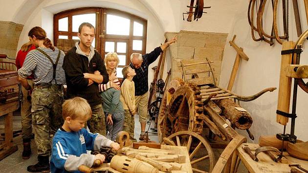 MUZEUM ŘEMESEL V LETOHRADĚ. Kromě relativně známých profesí, jako je truhlář či řezbář, prezentuje i práci kovotlačitele, koláře, bednáře, šindeláře a mnoha dalších.