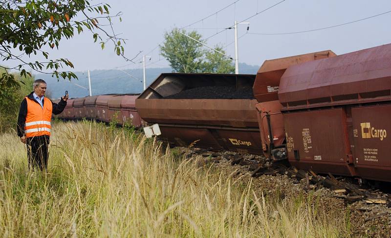 Vykolejený nákladní vlak u Převýšova.