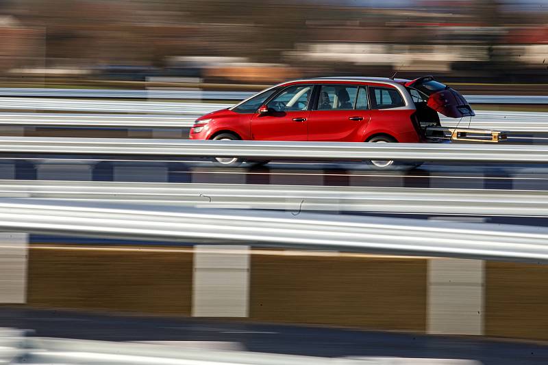 Nových 22 kilometrů dálnice D11 kolem Hradce Králové až k Jaroměři mohou od prosince využívat řidiči.