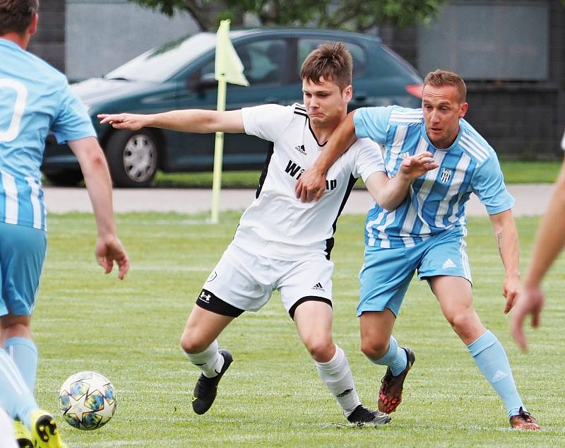 Šlágr III. třídy Sendražice (v bílém) vs. Nový Hradec Králové B (2:2).