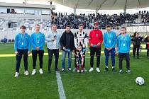 Studenti bydžovské školy pomáhají na Malšovickém stadionu.