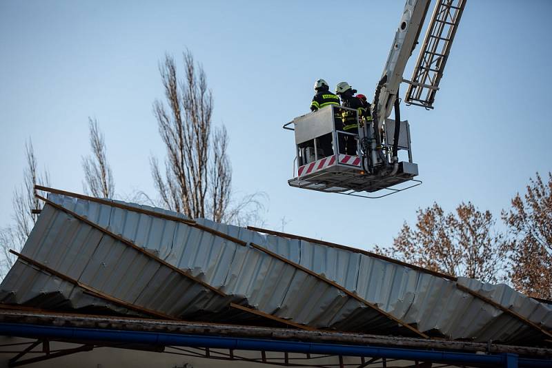 Takto se hasiči potýkali s následky větru v Hradci Králové.