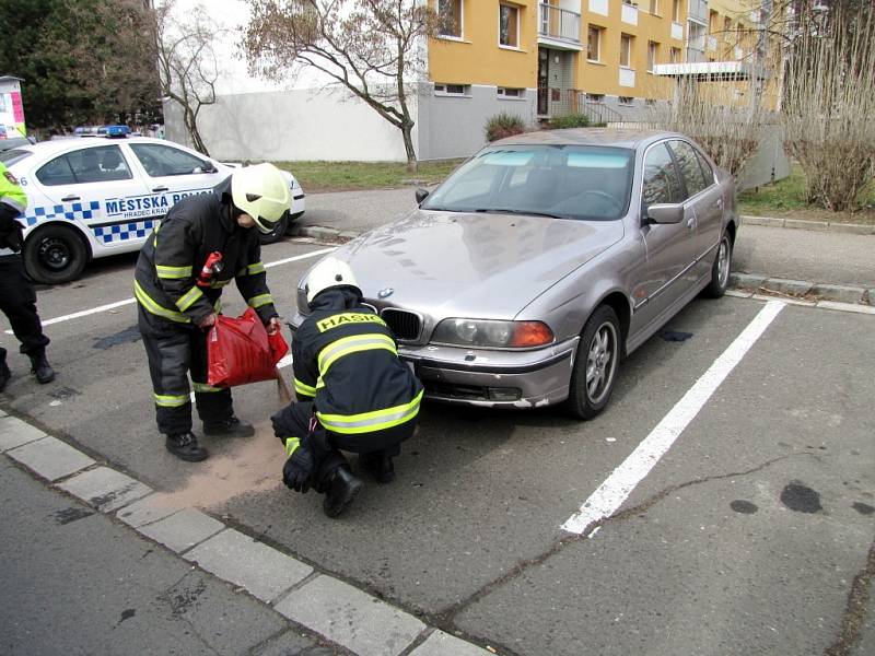 Únik provozních kapalin ze zaparkovaného osobního vozidla v hradecké Selicharově ulici.