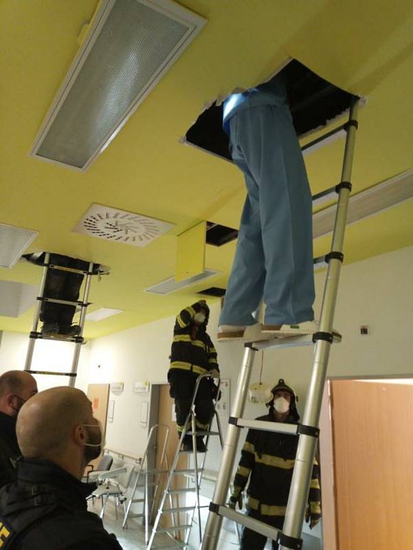 Za zfetovaným mužem museli do stropního podhledu vyšplhat hasiči.